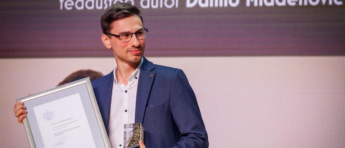 Danilo Mladenović Tallinna ettevõtlusauhindade galal preemiat vastu võtmas