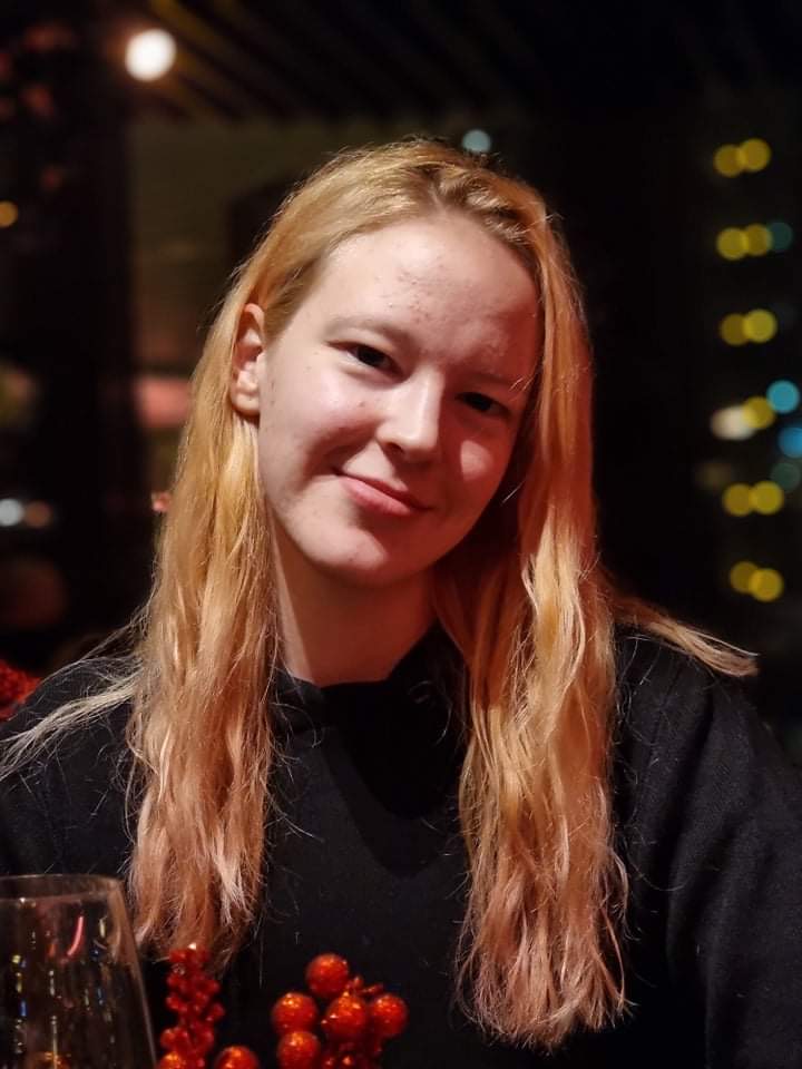 andra tumeblond naeratav naine