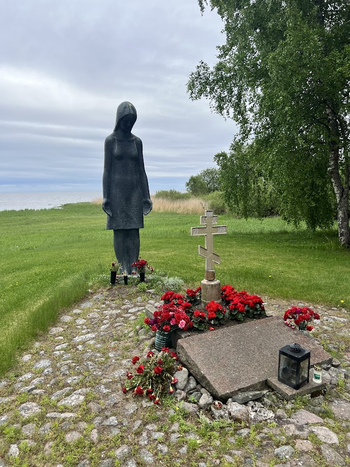 Mustvee ühishaud ja "Leinav neitsi" (foto: Kristo Nurmis)