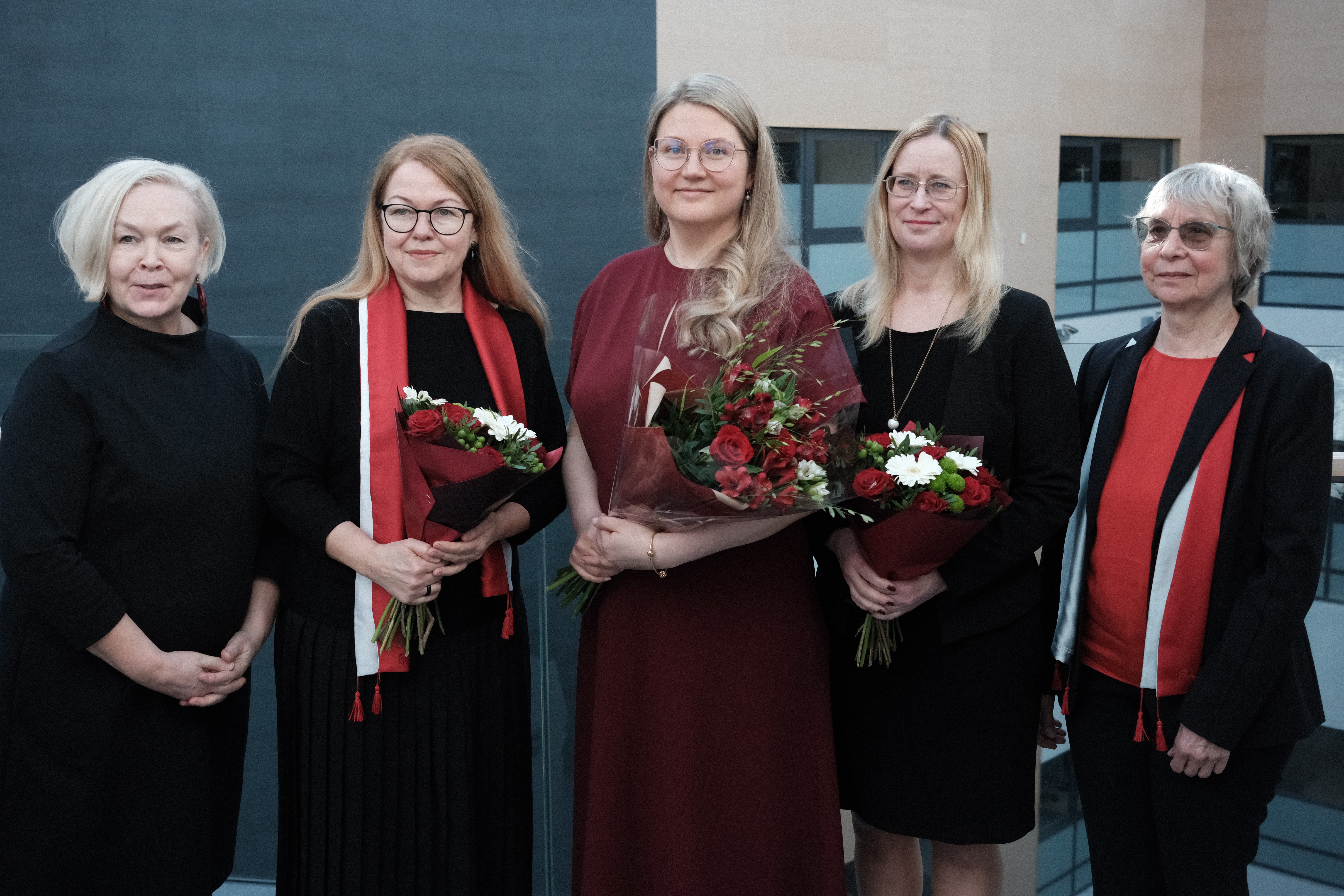 Helen Arov juhendajate ja oponentidega (Foto: Riho Västrik)