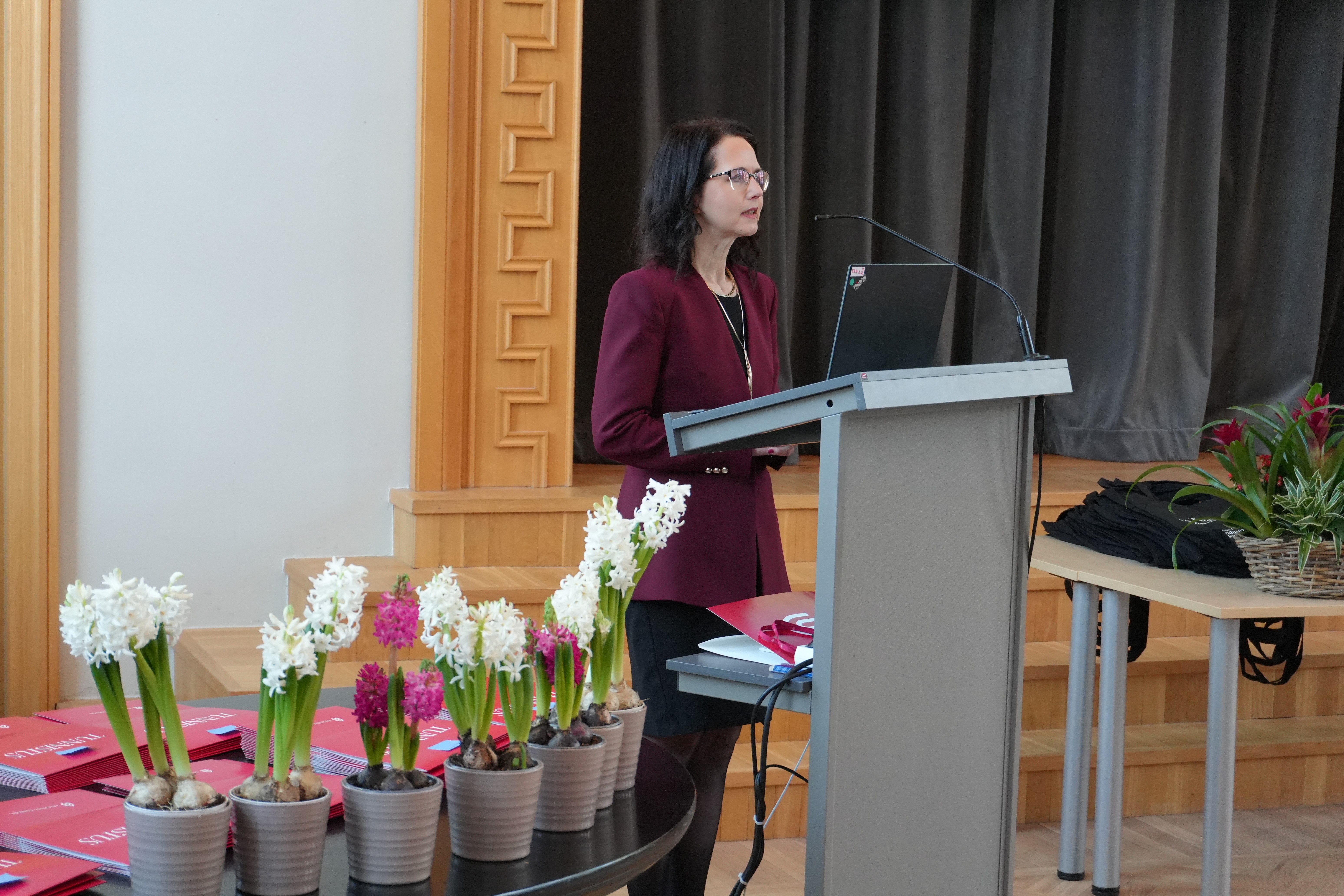 Direktor Tiia Õun avakõnet pidamas.