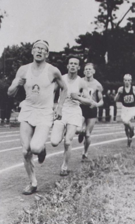 Anto Raukas lähenemas 1953. aasta koolinoorte meistrina finišile