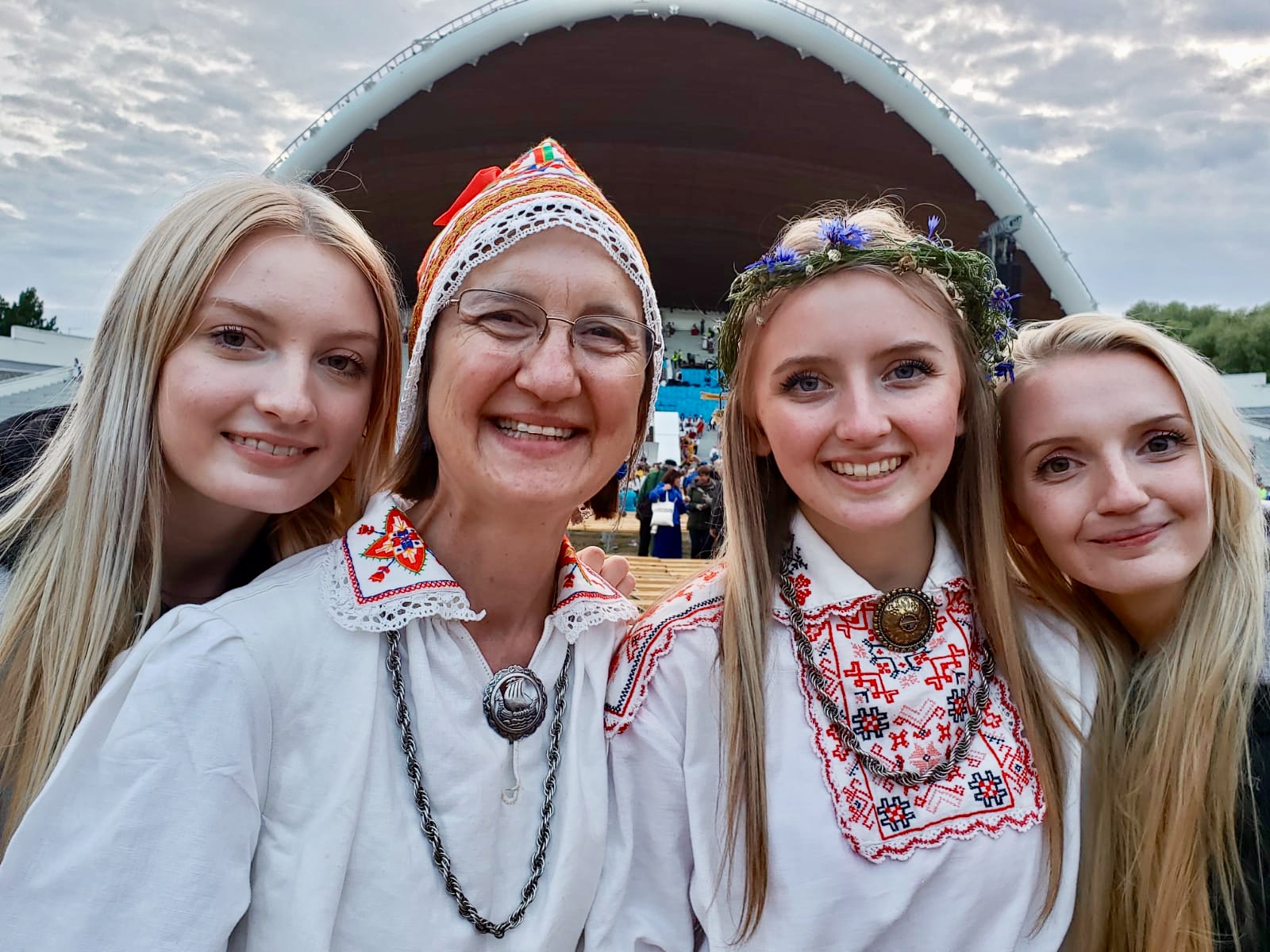 Lisa and her daughters 2019 Laulupidu