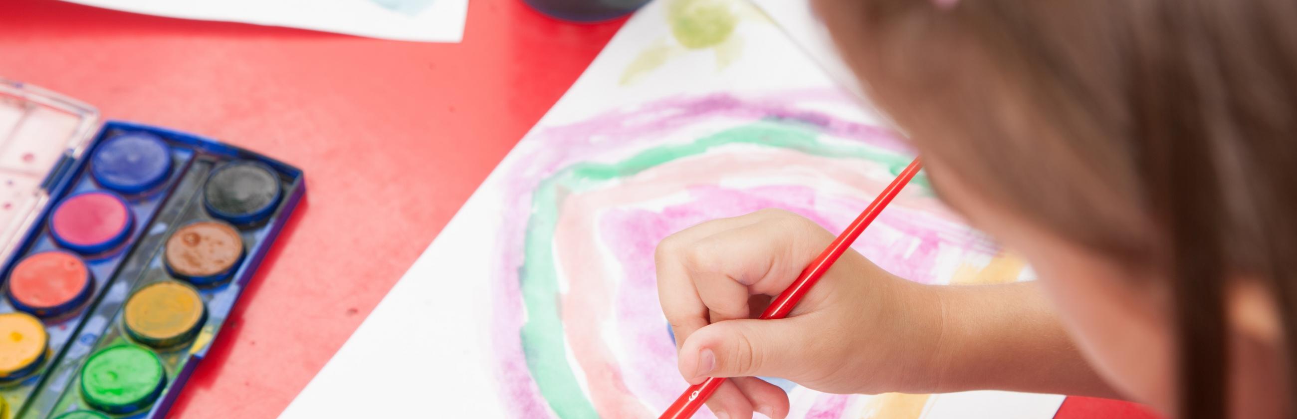 lasteaialaps joonistab