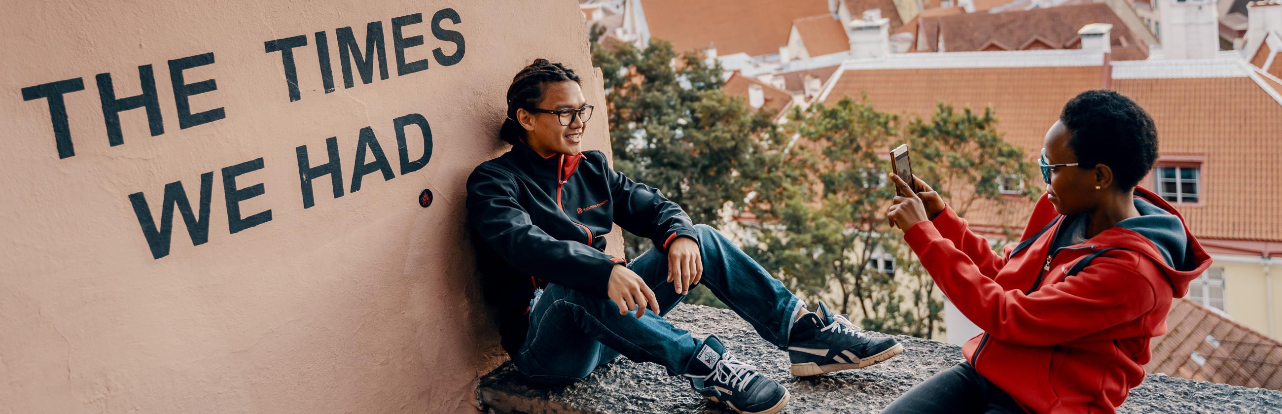 Photo of our students at a popular photo location in Tallinn oldtown