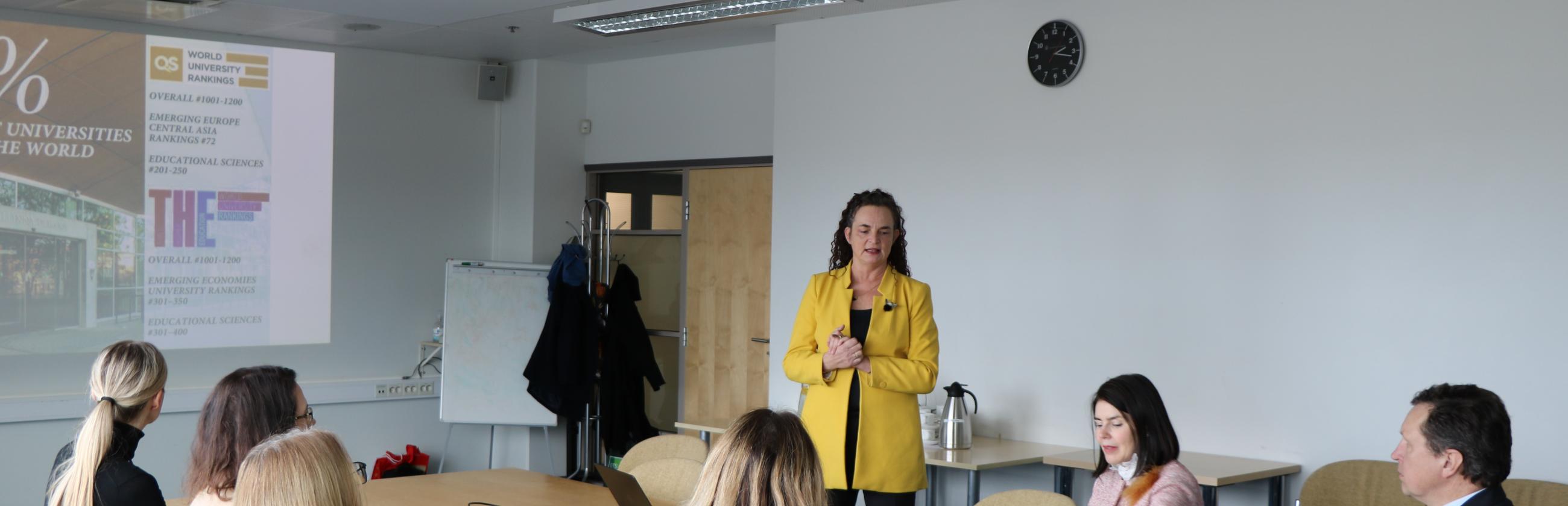 kohtumisel osalejad laua ümber