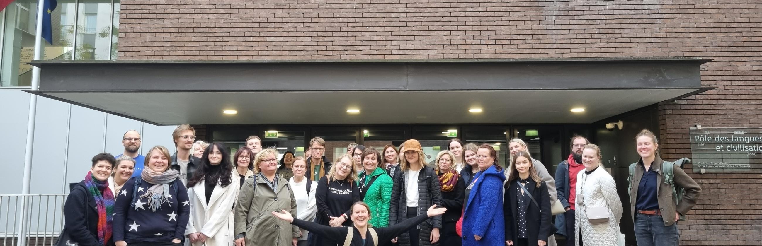 Õppejõud ja tudengid INALCO ees