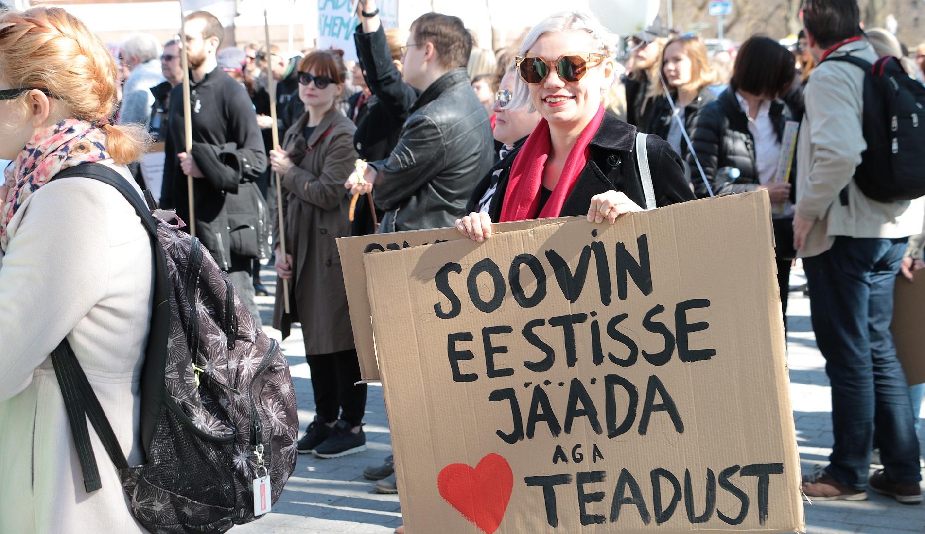 Teadusmarss 14. aprillil. Foto: Piret Räni naine plakatika teadusest