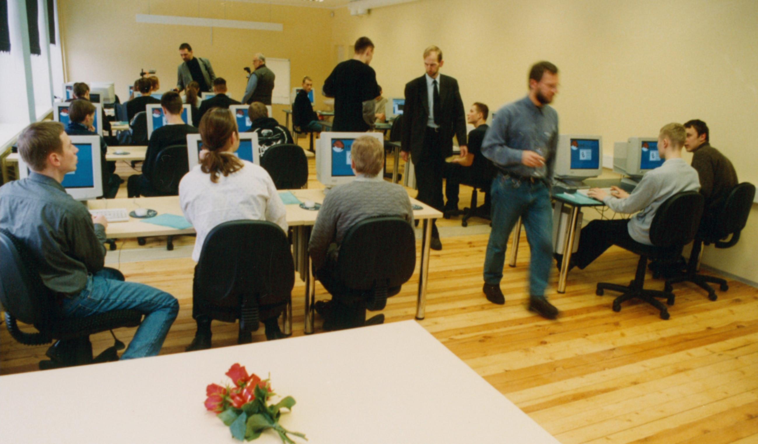 1999 alustab infotehnoloogia õppekava 1999 alustab infotehnoloogia õppekava