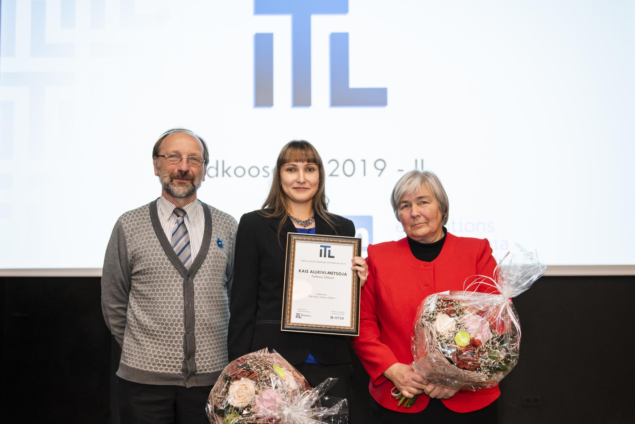 Stipendiaat Kais Allkivi-Metsoja juhendaja Pille Esloni ja instituudi direktori Peeter Normakuga. Fotode autor Joanna Jõhvikas stipendiaat auhinda vastu võtmas