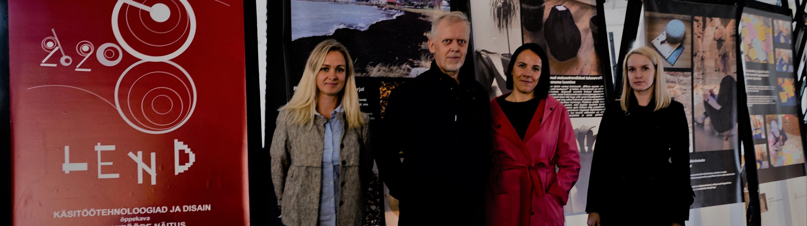 Foto: Heli Kaldas Pildil: Haapsalu Kolledži esindajad näituse avamisel. Vasakult: III kursuse tudeng Käthlin Paas, puidutöö lektor Raivo Hein, õppekava kuraator Gina Metssalu ja III kursuse tudeng Riil Kerro. bänner