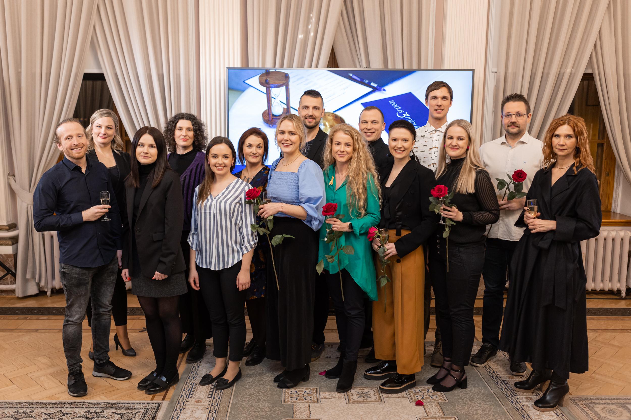 Fotol "Teadus 3 minutiga osalised": Hans Tiismus, Marit Alas, Liza Sedler, Liili Abuladze, Meeta Morozov, Gertha Teidla-Kunitsõn, Annette Miller, Kristo Raun, Keiu Paapsi, Heigo Rosin, Kertu Liis Krigul, Jürgen Karvak, Madli Raudkivi, Martin Sarap ja Maria Hansar