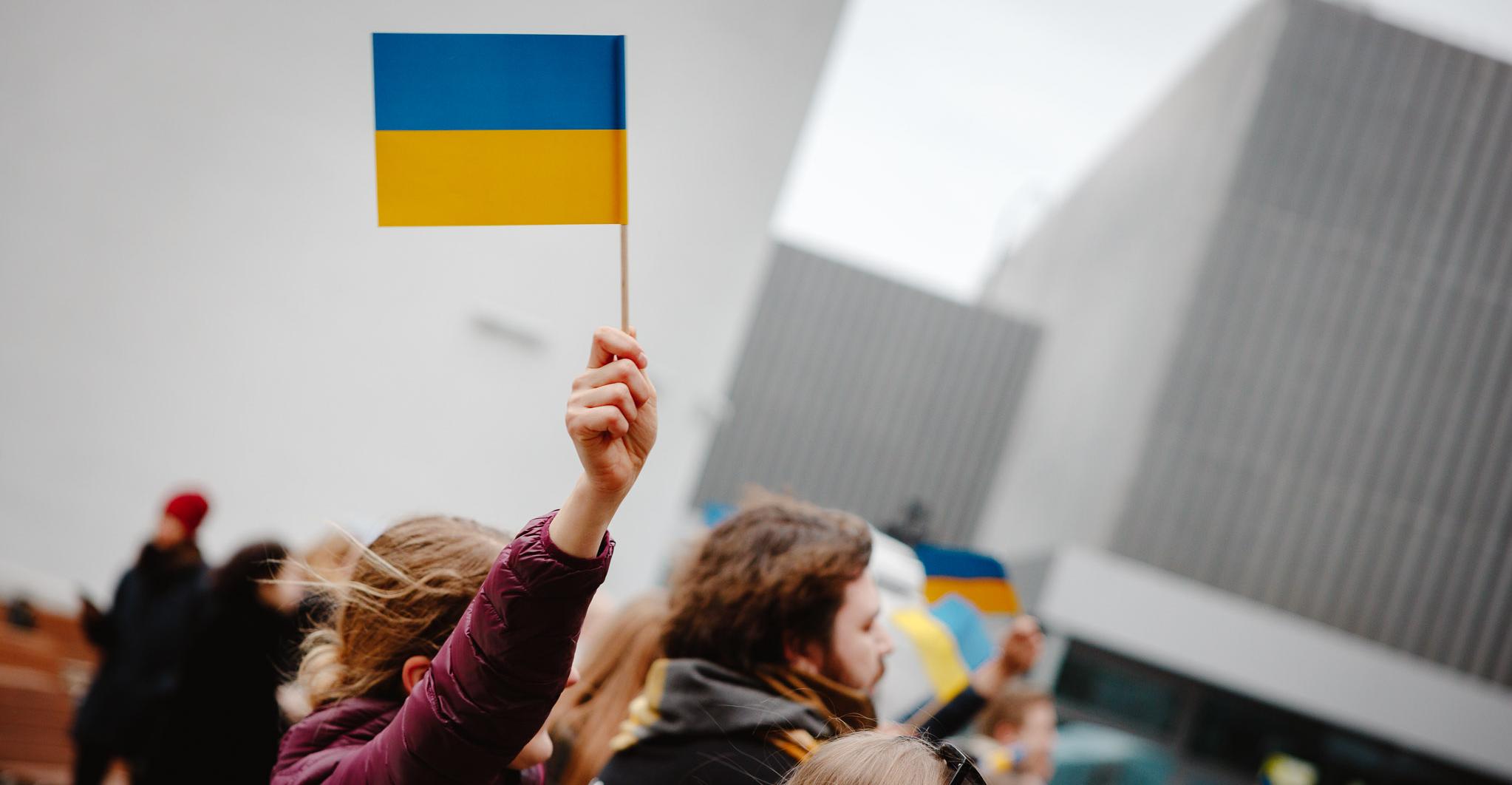 Person is holdin an Ukrainian flag