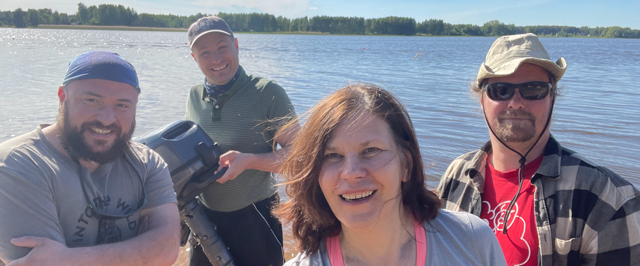 Ravimuda proovide võtmine Värska lahes 6. juunil 2022., pildil (vasakult paremale) Gruusia Ilia Riikliku Ülikooli geoloogia doktorant Adikashvili, Tallinna Ülikooli teadurid Tiit Vaasma, Galina Kapanen ja Egert Vandel. Pildi autor Galina Kapanen