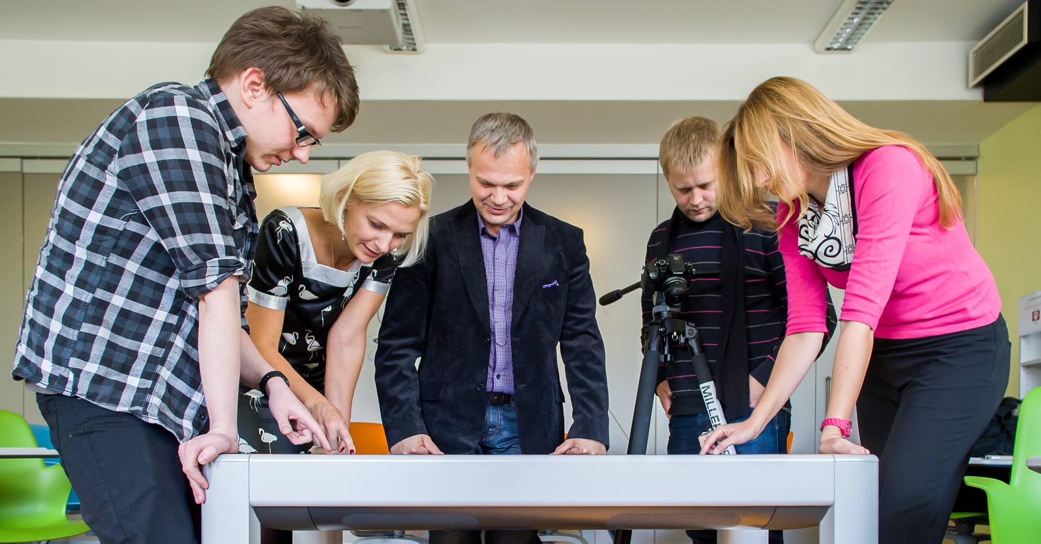 Minutiloengu filmimiskoosolek. Keskel näha Airi Kaunissaare ja Indrek Treufeld