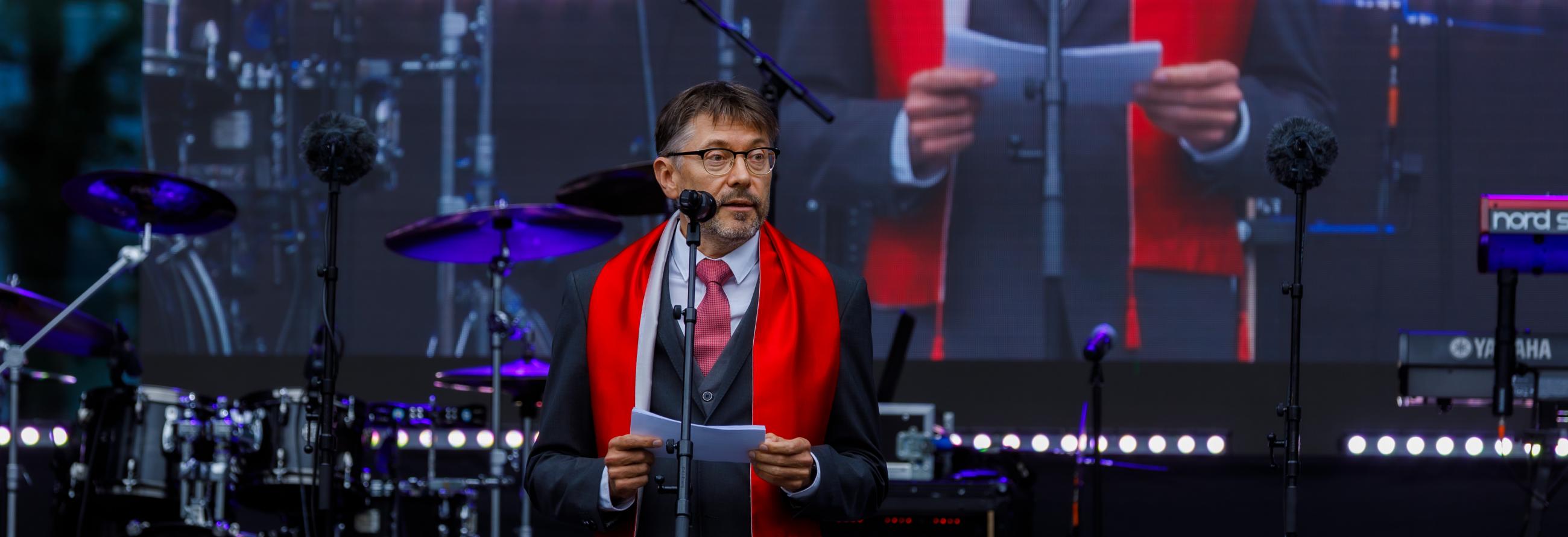 fotol on rektor Tõnu Viik kõnet pidamas