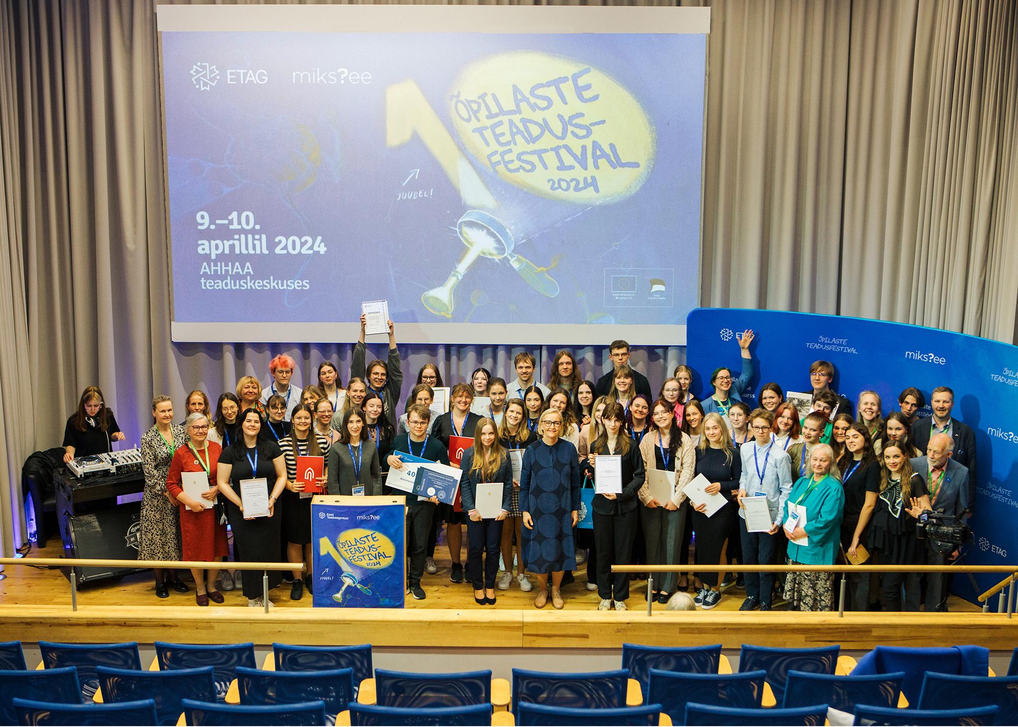 Foto: Eesti Teadusagentuur Õpilaste teadustööde festivali grupipilt kõigi auhinnasaajate ja nende juhendajatega