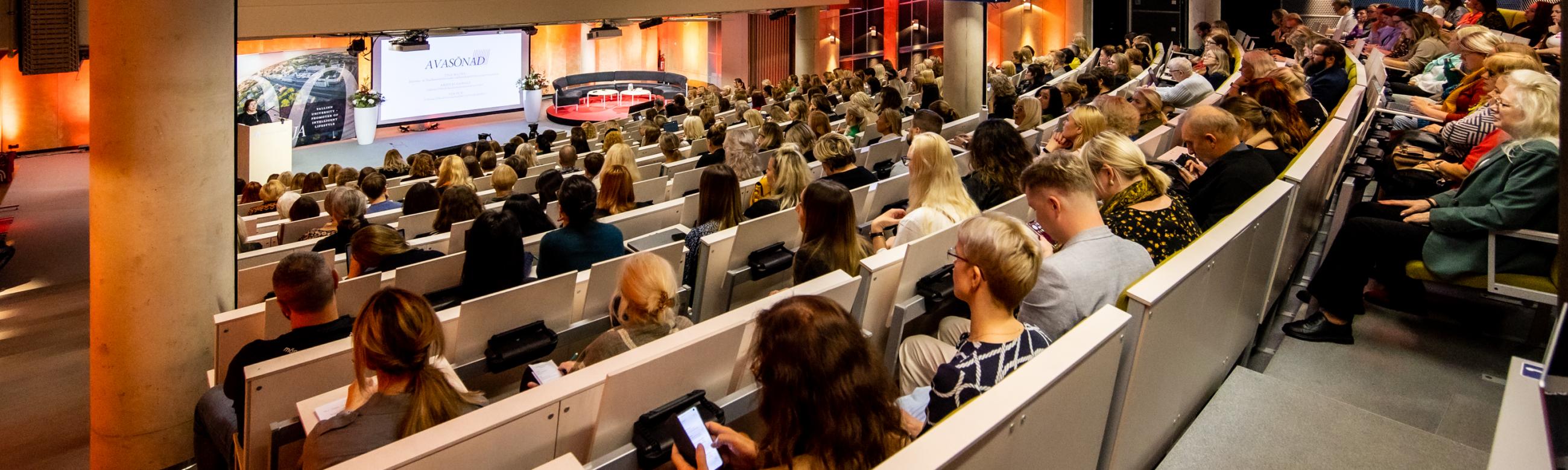 Foto autor: Erlend Štaub Pilt konverentsilt, saal täis inimesi