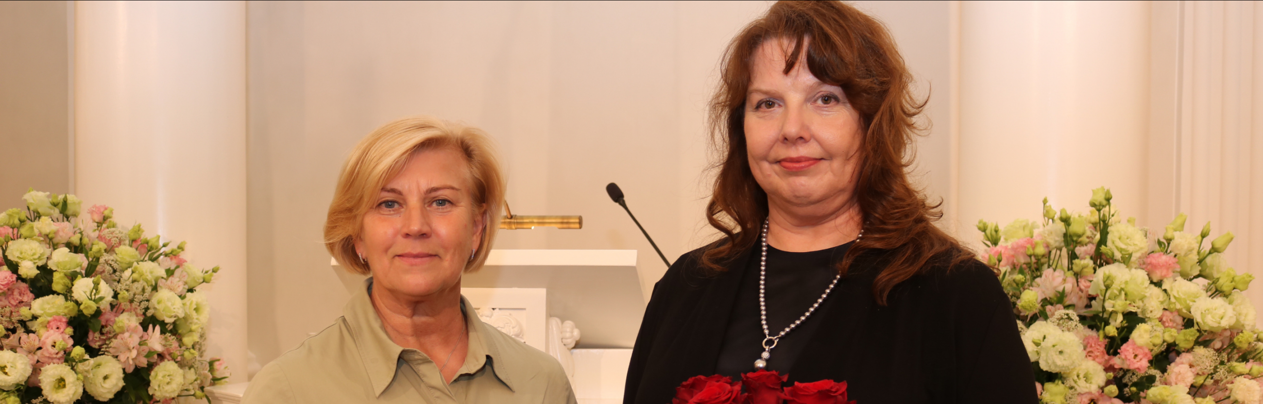 Pildil (vasakult): Krista Uibu (Tartu Ülikooli Õpetajate seminari juhataja, algõpetuse professor) ja Inge Timoštšuk (Tallinna Ülikooli algõpetuse professor). Autor: TÜ haridusteaduste instituut Inge Timostšuk pälvis TÜ aasta sõbra tiitli