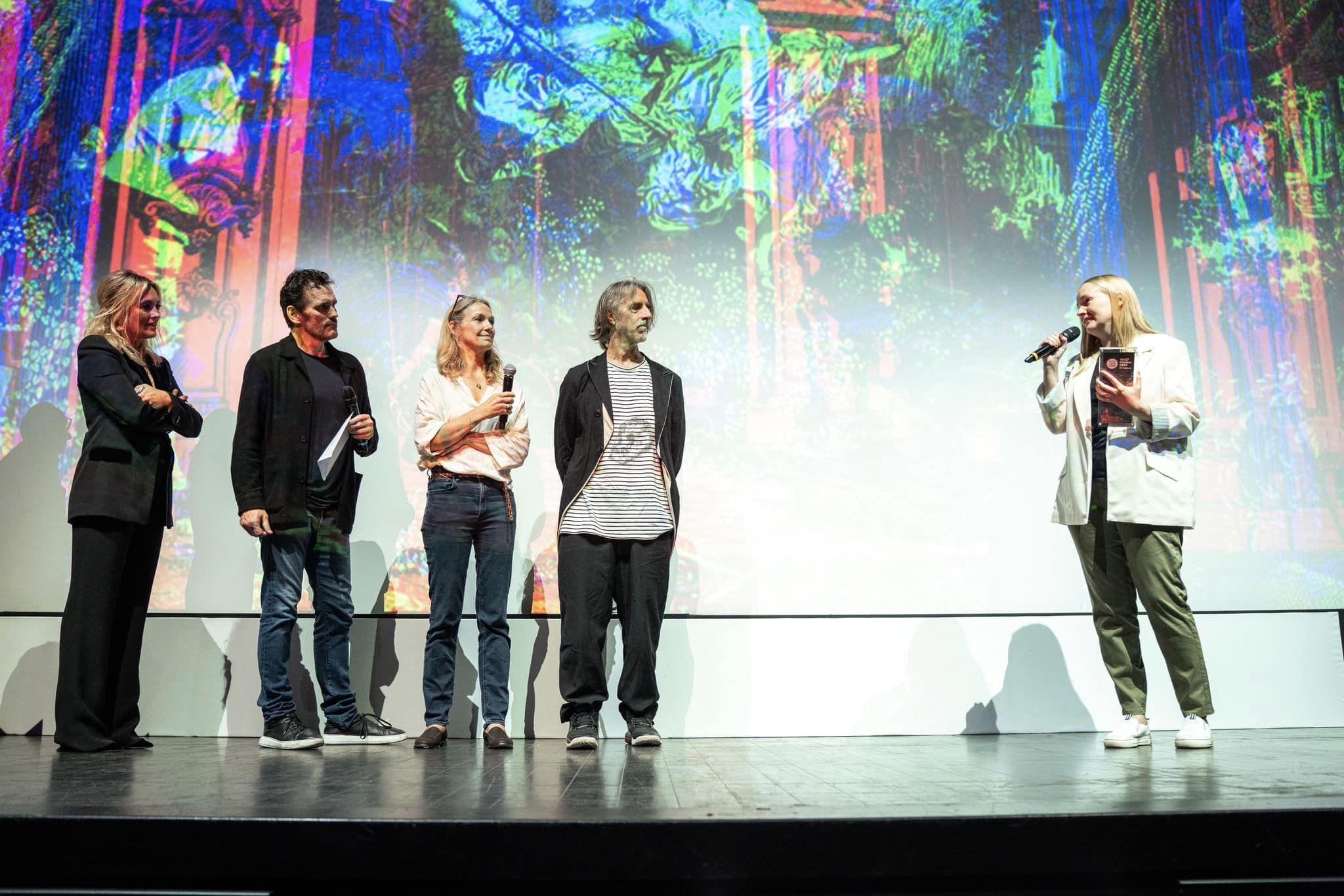 Madli Lääne festivalil Alice nella Città auhinda vastu võtmas