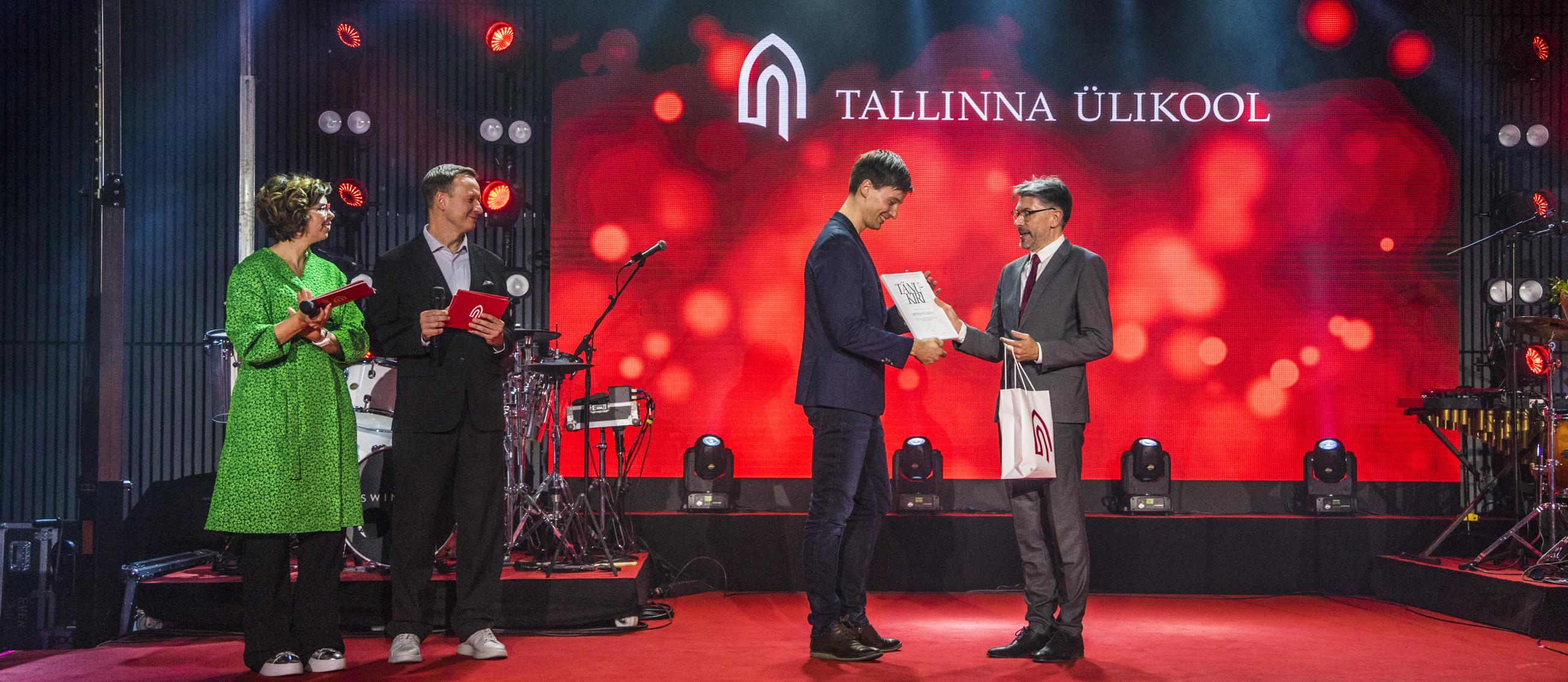 Foto: Piret Räni Tõnu Viik annab üle tänukirja Joonas Hellermale