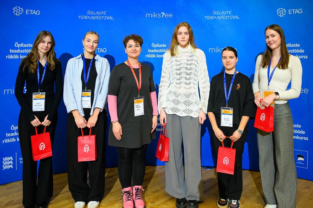 Fotol Tallinna Ülikooli eripreemiate saajad auhindamisel