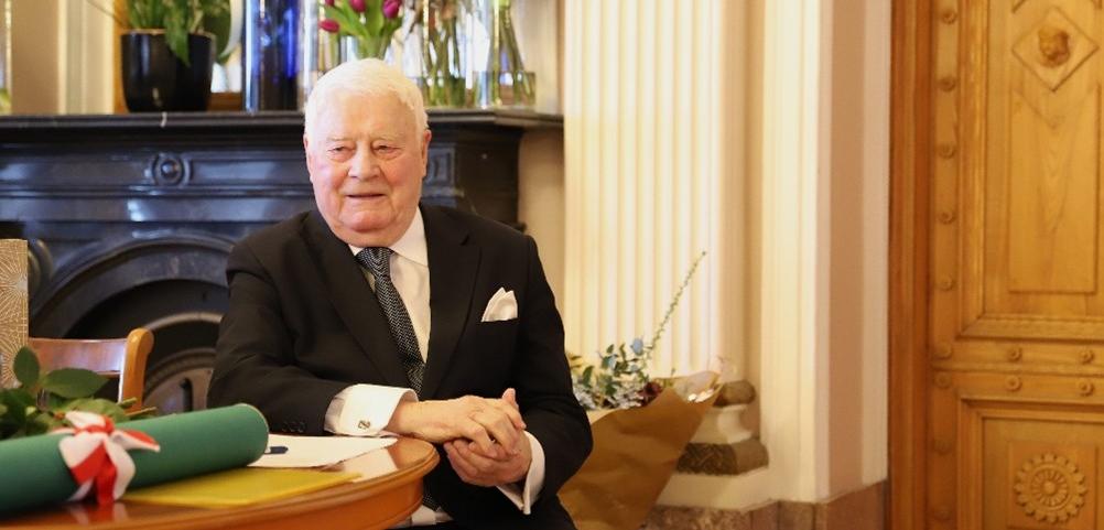 TLÜ emeriitprofessor Raimo Pullati oma 90. juubelit tähistamas
