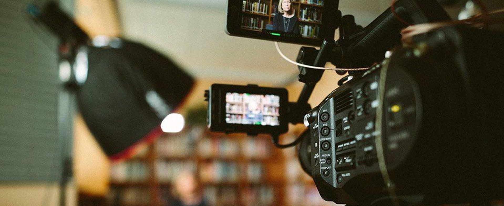 filmikaameraga filmimine, taust udustatud.