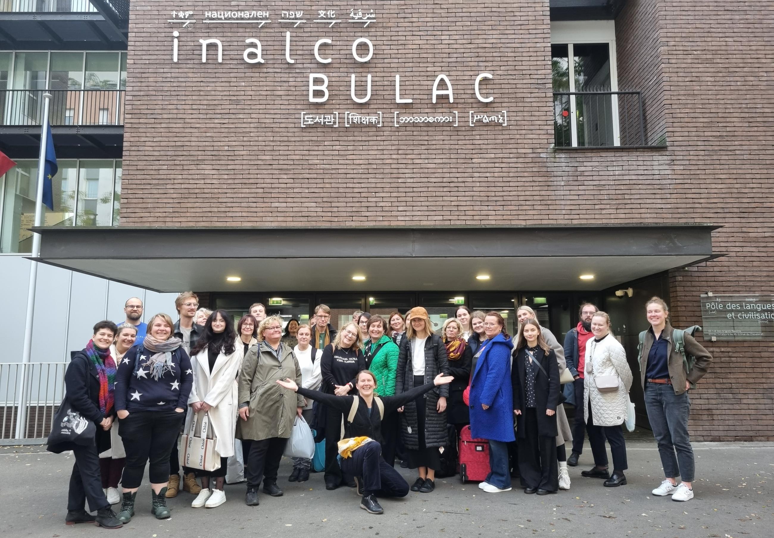 Õppejõud ja tudengid INALCO ees