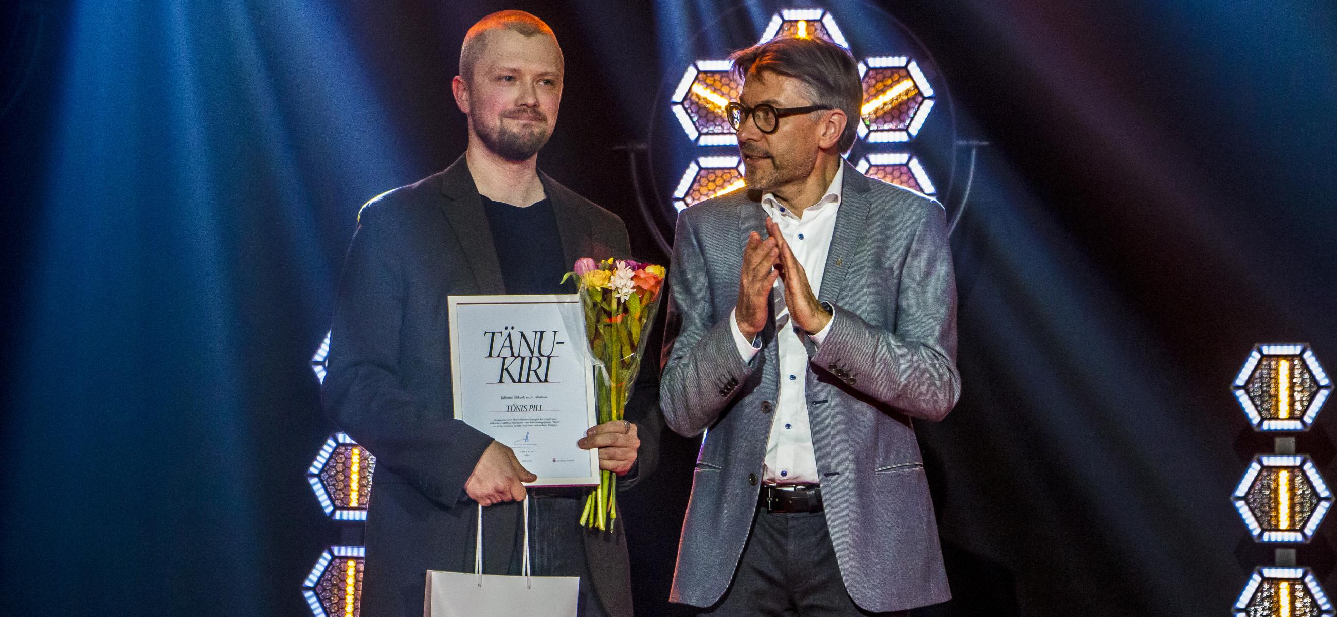 Aasta vilistlane Tõnis Pill ja rektor Tõnu Viik