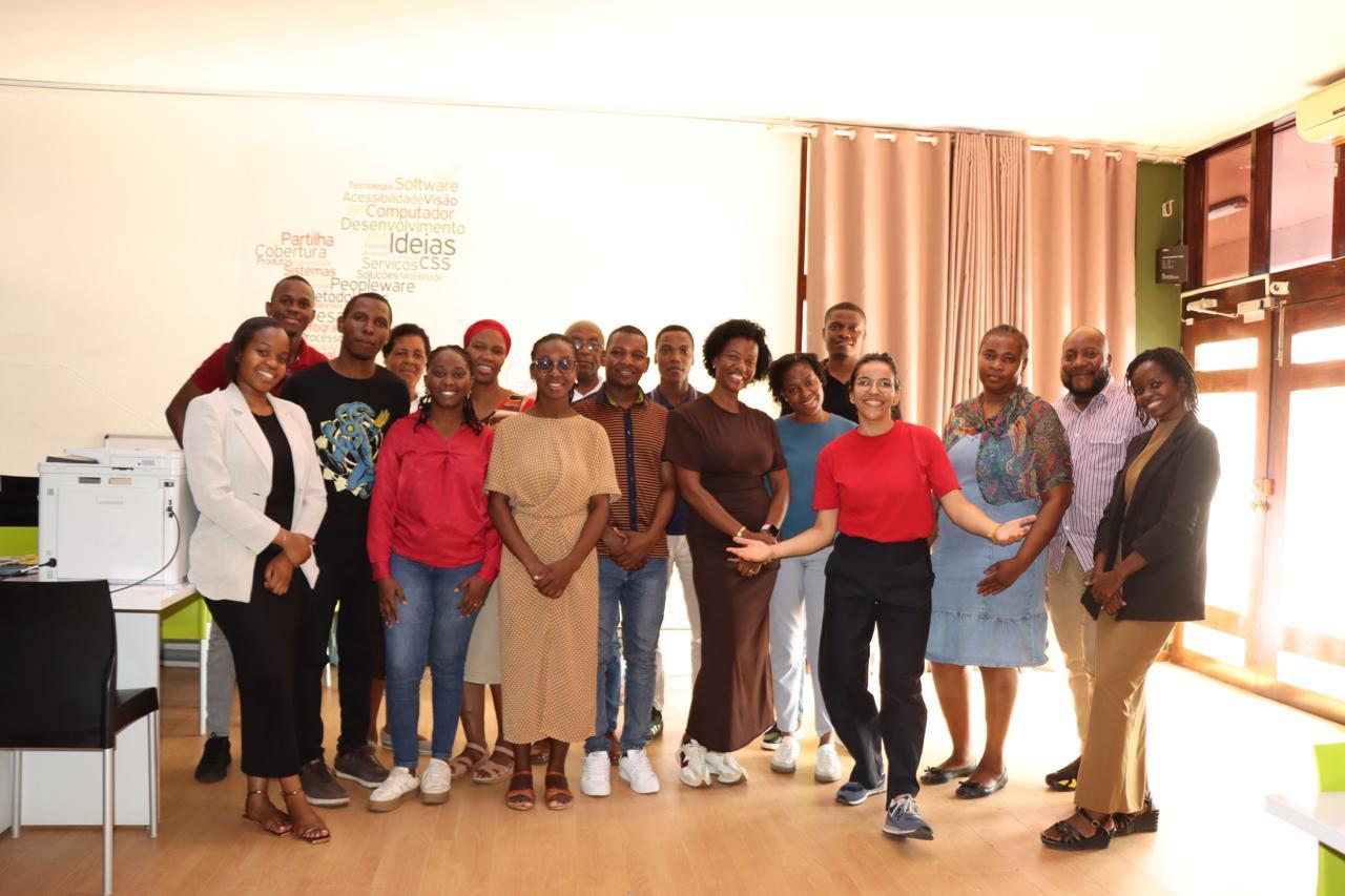 Debora and participants of CIUEM's digital transformation workshop