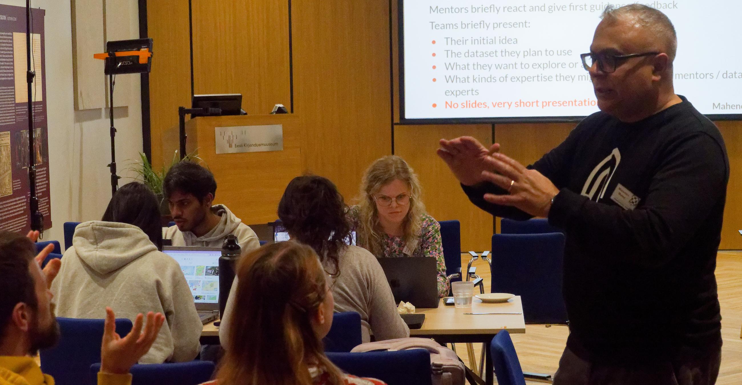 Mahendra Mahey häkatoni juhendamas.