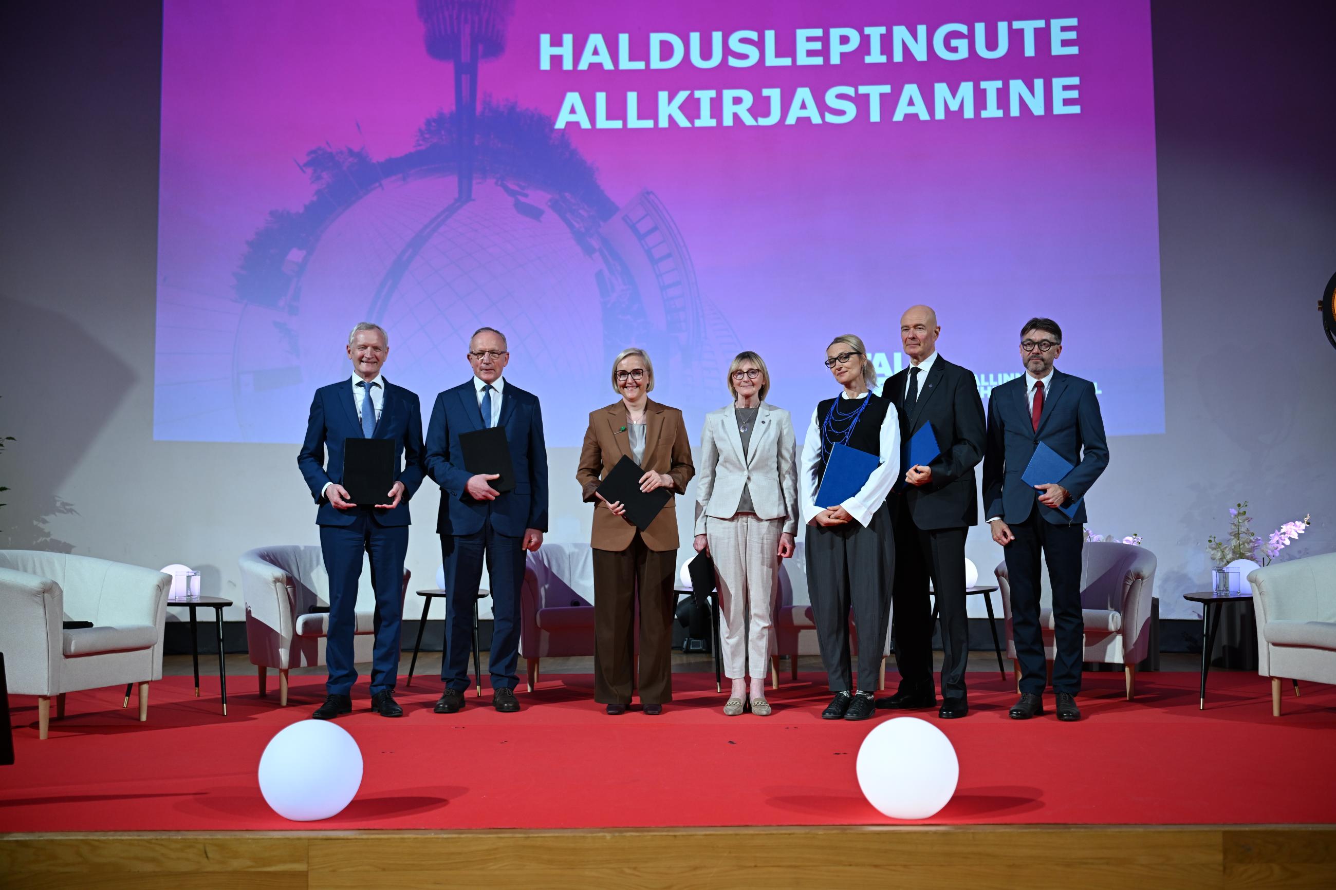 Halduslepingute allkirjastamine. Foto Raimond Vink