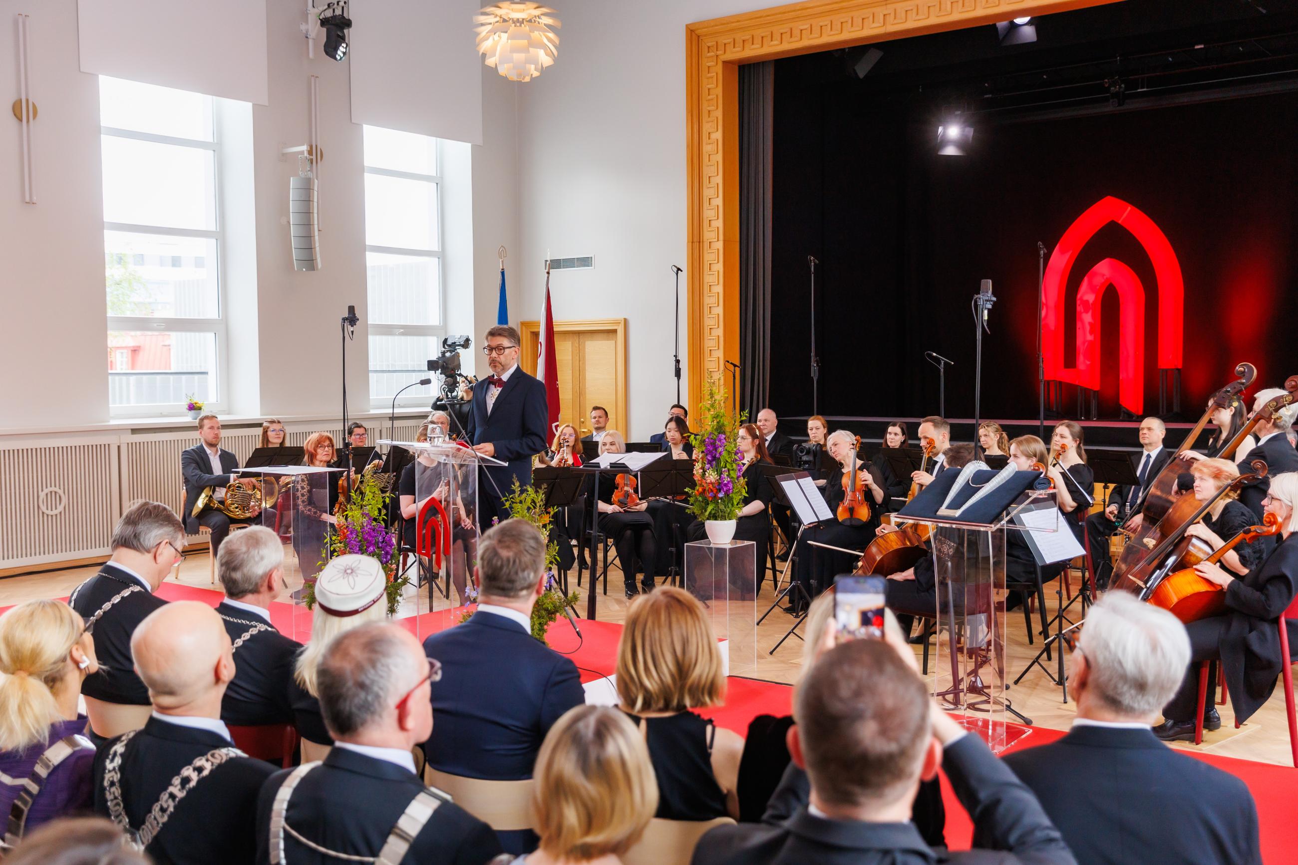 Ametist lahkuv rektor Tõnu Viik rektor Priit Reiska inaugureerimisel. Foto Arno Mikkor