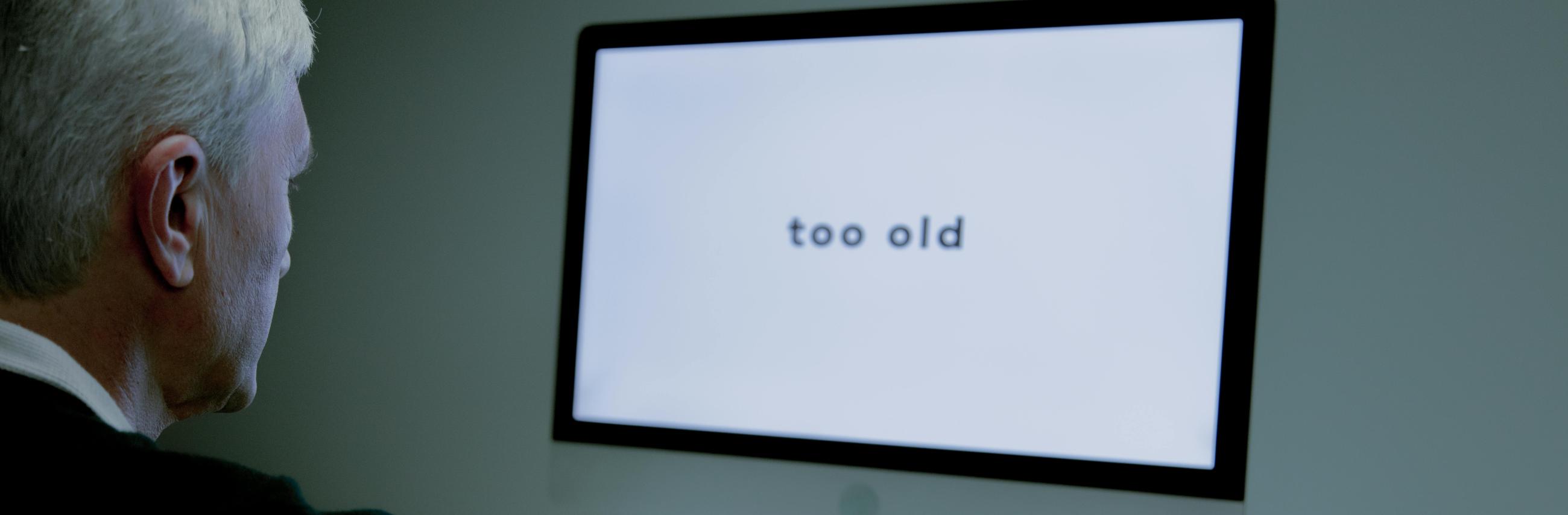 Vanem meesterahvas istub arvuti ekraani ees, kus peal on kiri "too old"