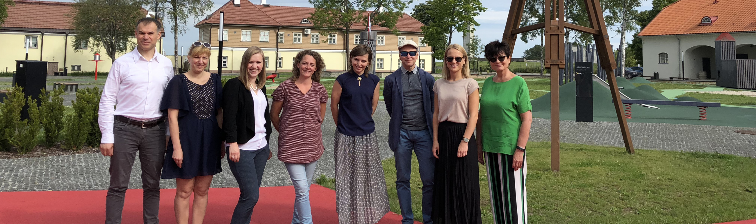 Media litearcy team member Nordplusi projekti liikmed Filmimuuseumi ees