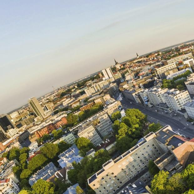 Droonivaade Tallinna Ülikooli linnakule ja Tallinnale