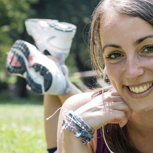 Kõrvaklappidega naine