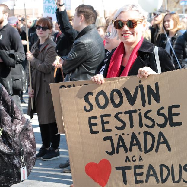 naine plakatika teadusest