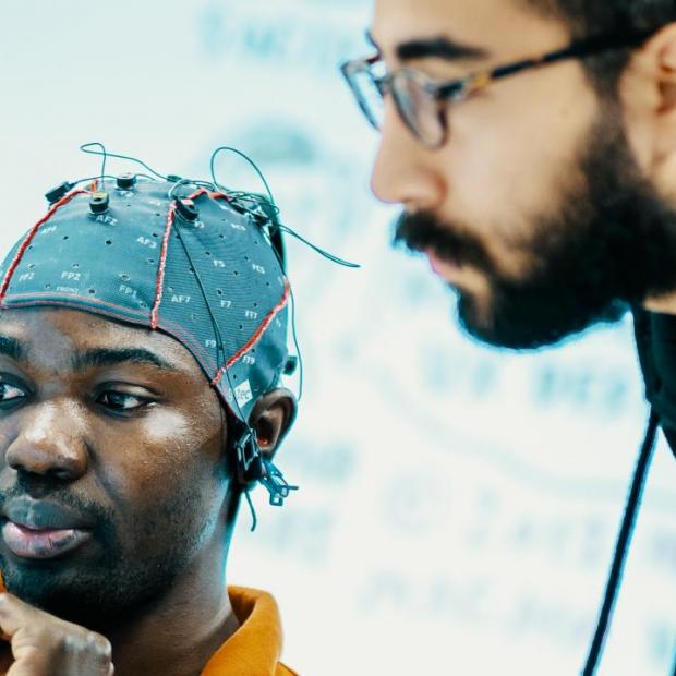 kaks inimest testivad kasutajakogemust, andurid peas