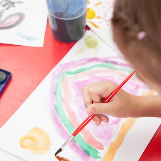 lasteaialaps joonistab