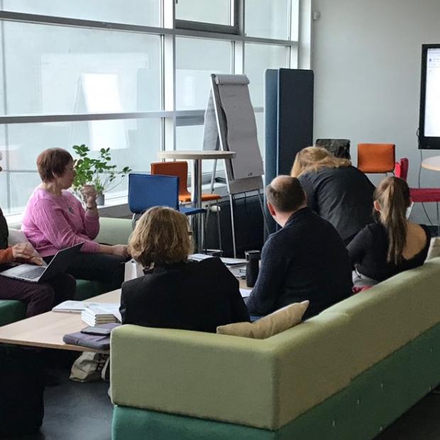 külalised ettekannet kuulamas