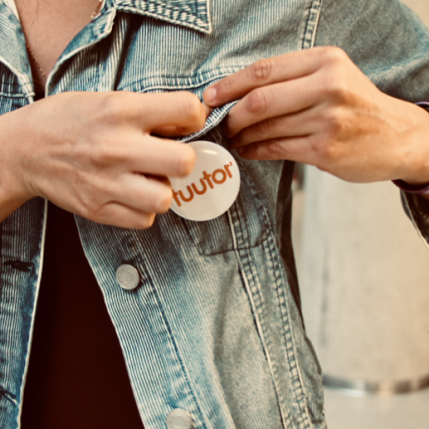 tuutor kinnitab tuutorimärki jakile