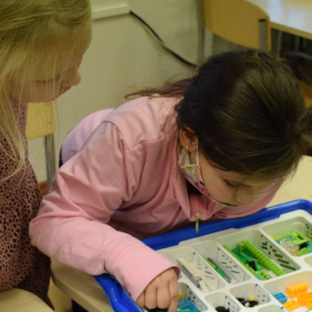 lapsed robootikat õppimas