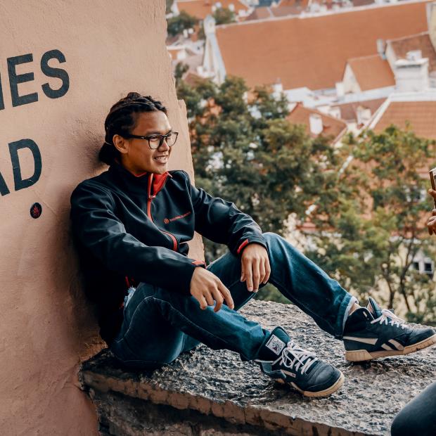 Photo of our students at a popular photo location in Tallinn oldtown