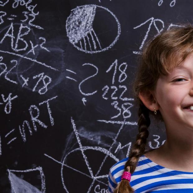 Tüdruk tahvli taustal