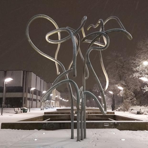 Mäletusmärk JuriLotmanilke Tartu Ülikooli raamatukogu ees