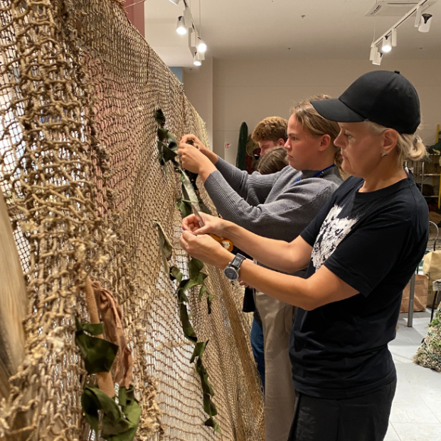 Anu Lensment õpetamas TLÜ tudengitele varjevõrkude punumist