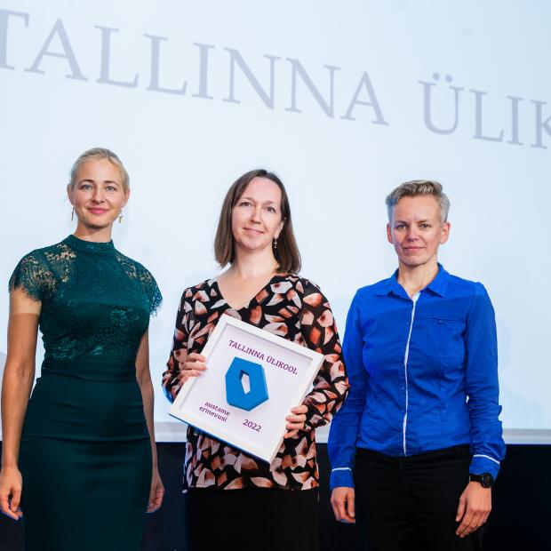 Picture of handing over the lable . Foto: Raul Mee