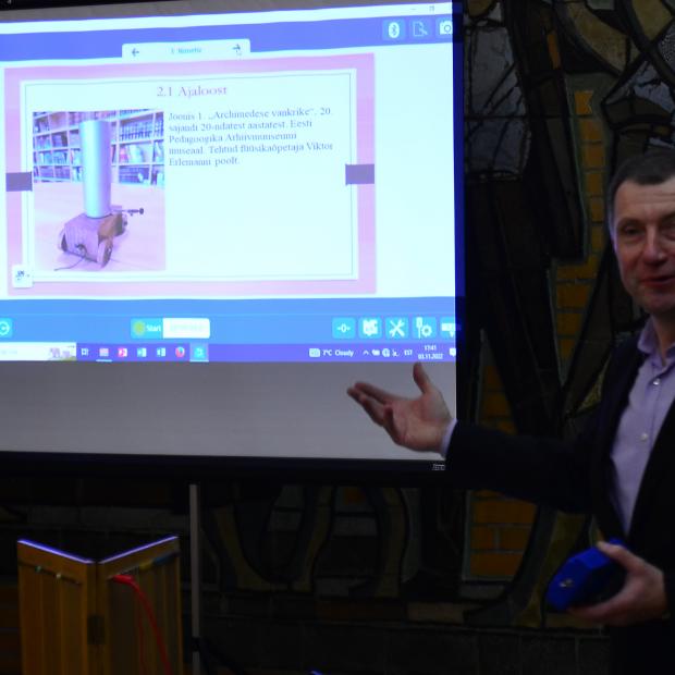 Foto näituse avamisest: Neeme Lumi demonstreerimas füüsikaelemente
